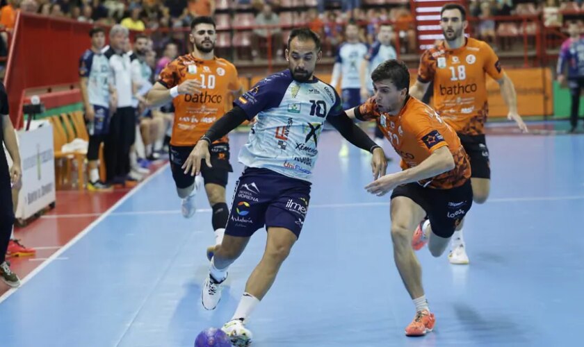 El Ángel Ximénez Puente Genil no despega y suma otra derrota ante Torrelavega (28-26)