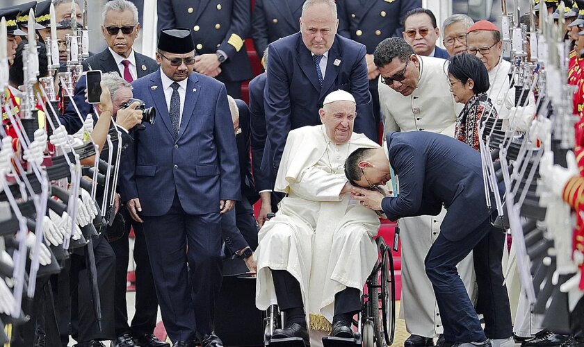 El Papa inicia su viaje más largo: 32.800 kilómetros por el sudeste asiático en siete aviones