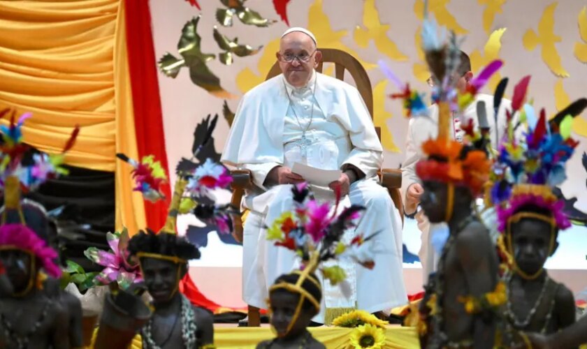 El Papa pasa la tarde con los niños «sin sonrisa» de Papúa: «Sois maravillosos»