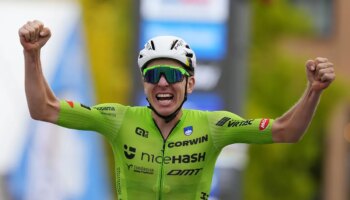 El ciclismo se inclina ante Pogacar, heroico campeón del mundo tras un ataque a 100 kilómetros de meta