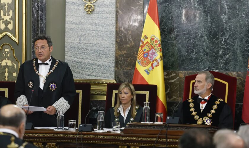 El fiscal general hace un discurso con guiños políticos: advierte del "peligro" de las acusaciones populares en plena investigación a la mujer de Sánchez y carga contra la "desinformación"