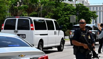 El hombre detenido en el campo de golf de Trump, acusado por tenencia ilícita de armas