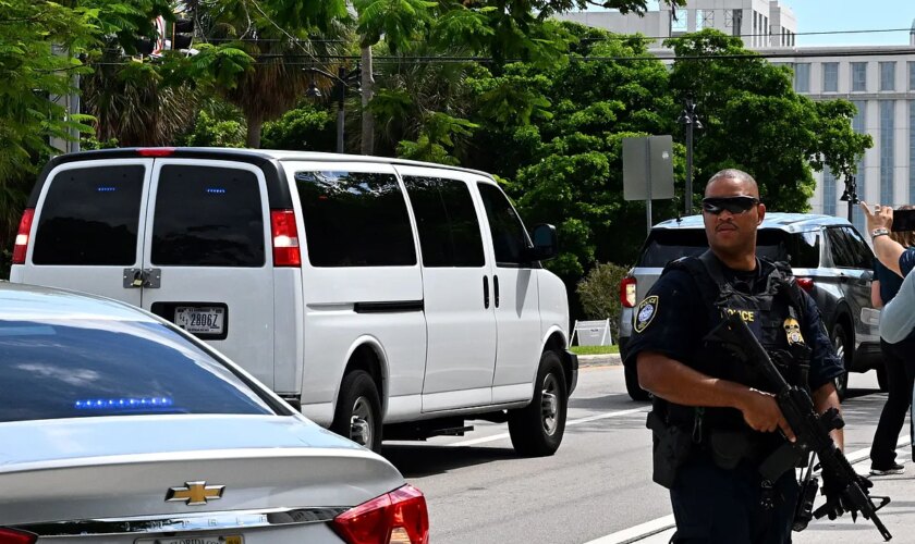 El hombre detenido en el campo de golf de Trump, acusado por tenencia ilícita de armas