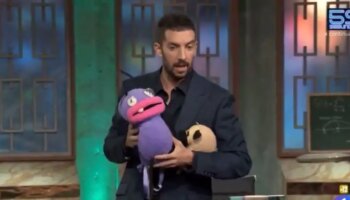 El insólito regalo de una espectadora a David Broncano que cuela 'El Hormiguero' en 'La Revuelta': «Eso no puede salir»