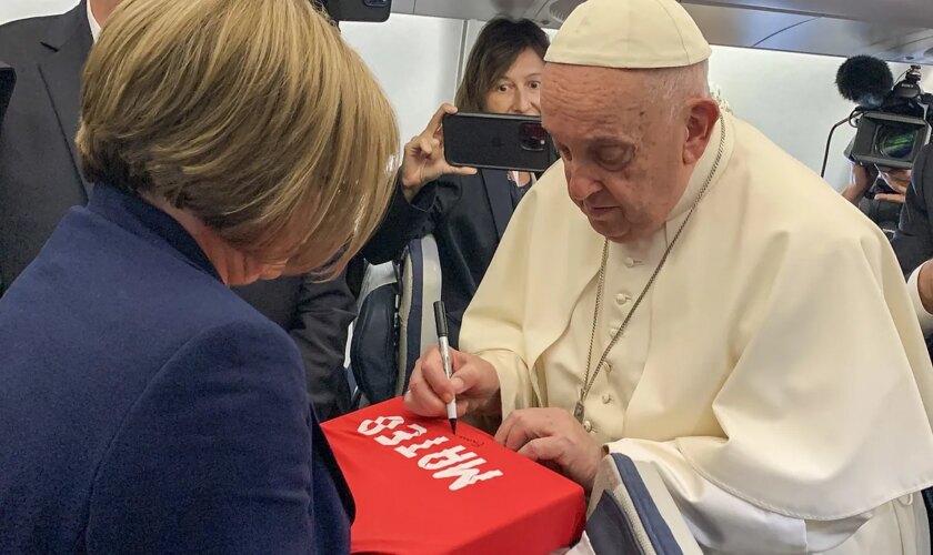 El papa Francisco firma una camiseta de fútbol de Mateo, el niño asesinado en Mocejón