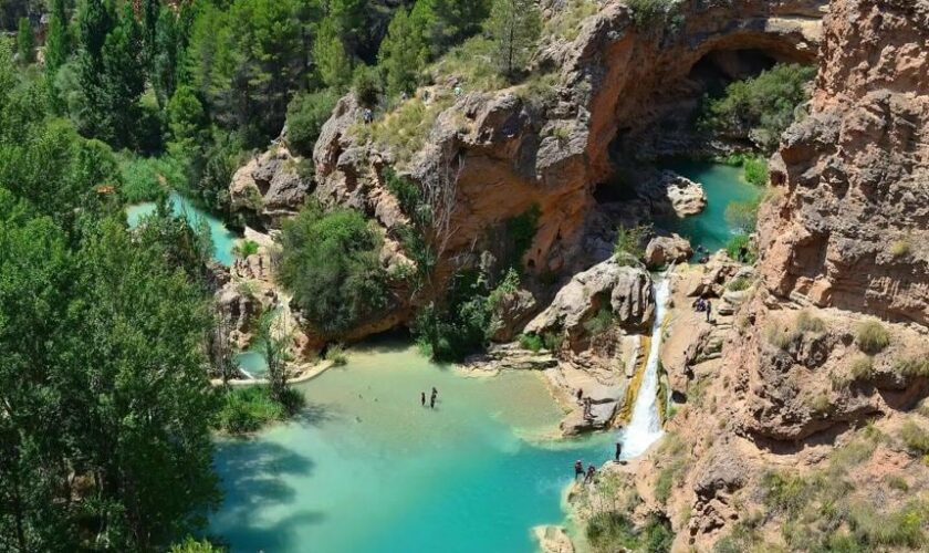 El paraje de Cuenca con piscinas naturales de agua cristalina y cascadas en una Reserva de la Biosfera