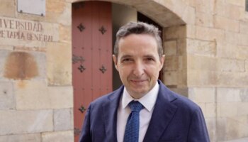 El rector de la Universidad de Salamanca presenta un extenso informe para defender su «honor»