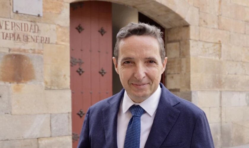 El rector de la Universidad de Salamanca presenta un extenso informe para defender su «honor»