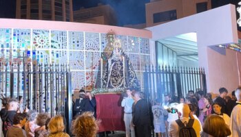 El reencuentro con los fieles de la Virgen restaurada en Almería, entre la polémica y devoción: «Es la madre de Dios, respeto»