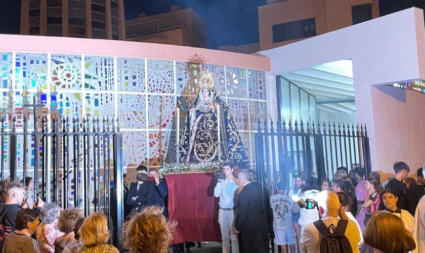 El reencuentro con los fieles de la Virgen restaurada en Almería, entre la polémica y devoción: «Es la madre de Dios, respeto»