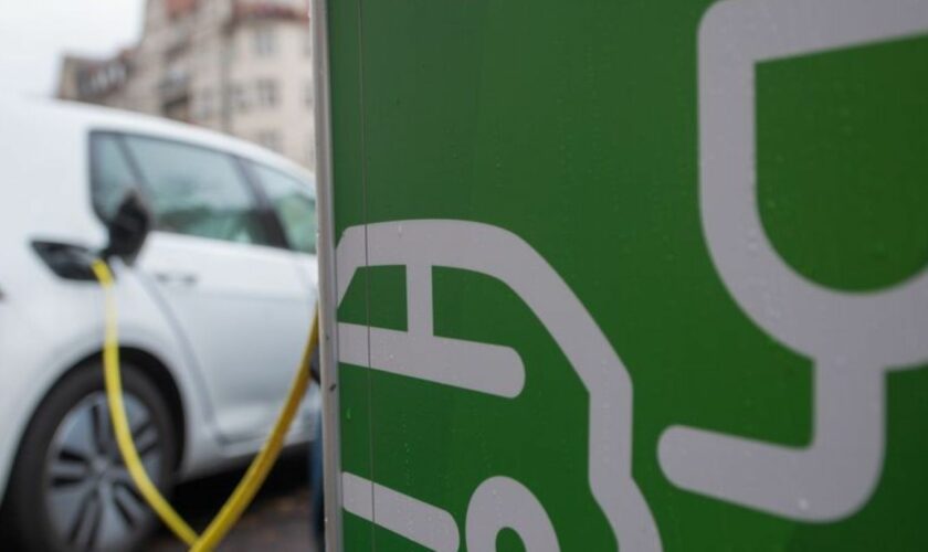 Saarland pocht auf Wiedereinführung einer Kaufprämie für E-Autos. (Archivbild) Foto: Hendrik Schmidt/dpa