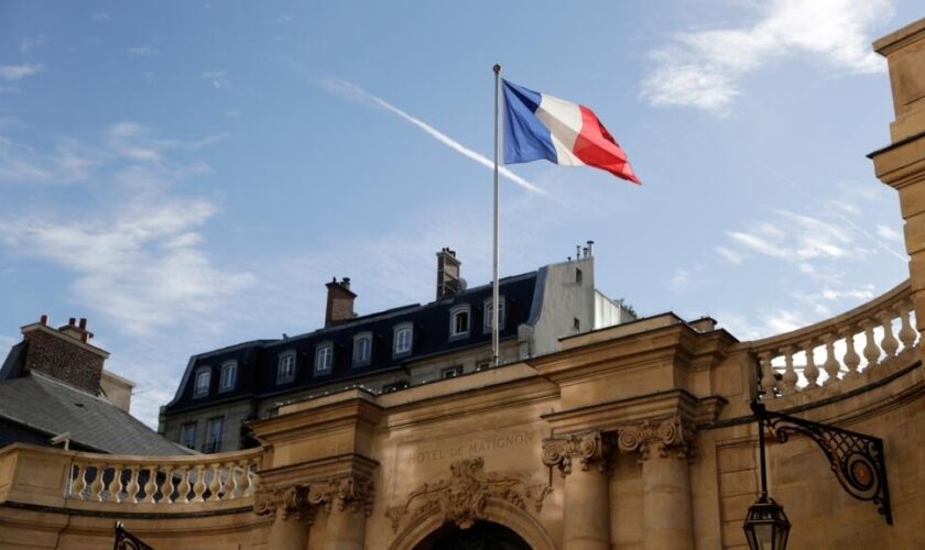 Emmanuel Macron presse droite et gauche sur les noms de Bertrand et Cazeneuve pour Matignon