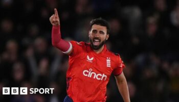 Saqib Mahmood celebrating a wicket