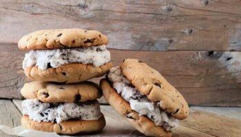 'Epic' hack to make 'perfect' ice-cream cookie sandwiches with no mess