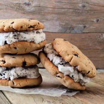 'Epic' hack to make 'perfect' ice-cream cookie sandwiches with no mess