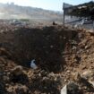 Ein libanesischer Polizist steht in der Nähe eines Kraters nach einem israelischen Luftangriff auf einen Hangar im Südlibanon. F