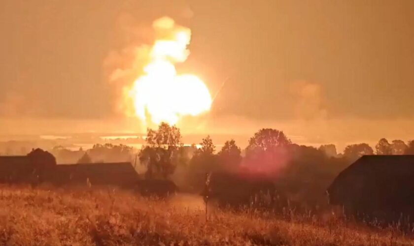 Explosion im Video: Ukrainische Drohnen attackieren offenbar Waffenarsenal in Russland