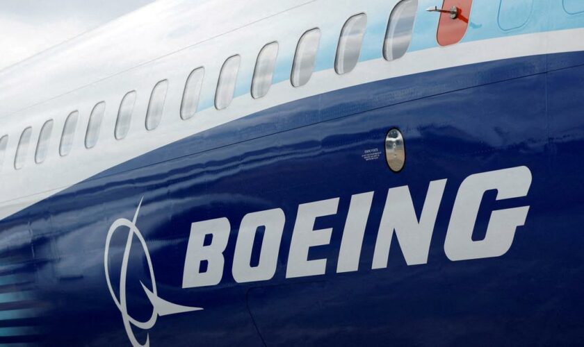 Face à la grève, Boeing annonce réduire ses dépenses, envisage du chômage technique