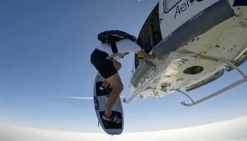 "Fallschirmsurfen": Unglaubliche Aktion: Extremsportler springt samt Surfbrett aus Hubschrauber