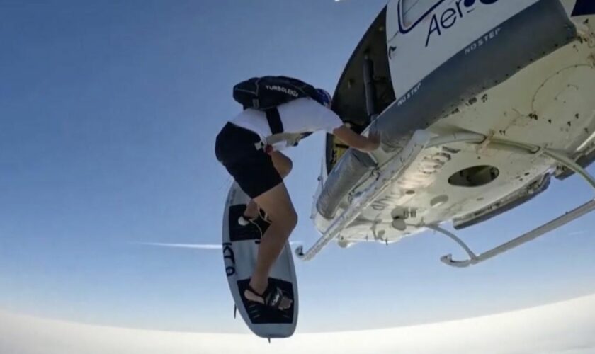 "Fallschirmsurfen": Unglaubliche Aktion: Extremsportler springt samt Surfbrett aus Hubschrauber