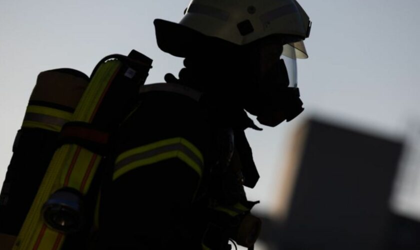 Nach einem Wohnhausbrand in Eberswalde wurde nun ein zweiter Toter aufgefunden. (Symbolbild) Foto: Rolf Vennenbernd/dpa