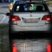 In Duisburg blieben nach heftigem Regem Autos im Wasser stecken. Foto: Christoph Reichwein/dpa