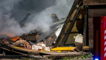 Die Feuerwehr war am späten Abend vor Ort und löschte Trümmer des Hauses. Foto: Arnulf Stoffel/dpa