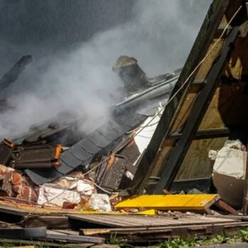 Die Feuerwehr war am späten Abend vor Ort und löschte Trümmer des Hauses. Foto: Arnulf Stoffel/dpa