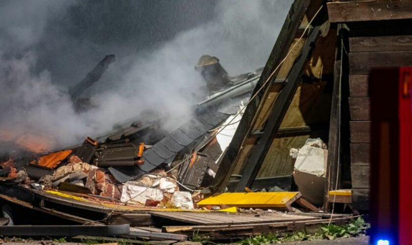 Die Feuerwehr war am späten Abend vor Ort und löschte Trümmer des Hauses. Foto: Arnulf Stoffel/dpa