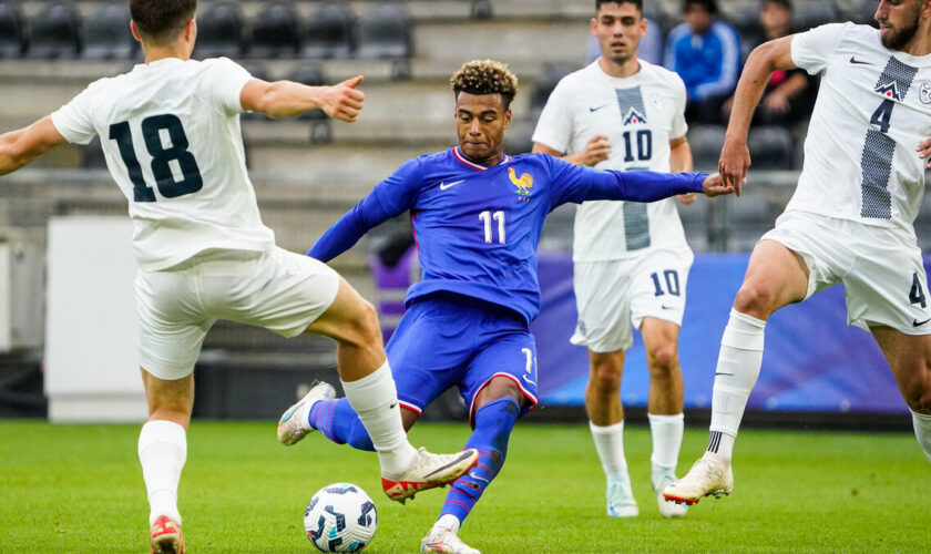 Football : le Parisien Désiré Doué marque un joli but avec les Bleuets avant de sortir sur blessure