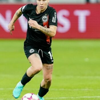 Geraldine Reuteler trifft für Eintracht Frankfurt bei Bayer Leverkusen. Foto: Uwe Anspach/dpa