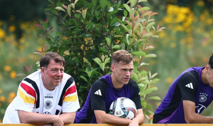 Der neue Kapitän der Nationalmannschaft: Joshua Kimmich (M) beim Training in Herzogenaurach Foto: Daniel Karmann/dpa