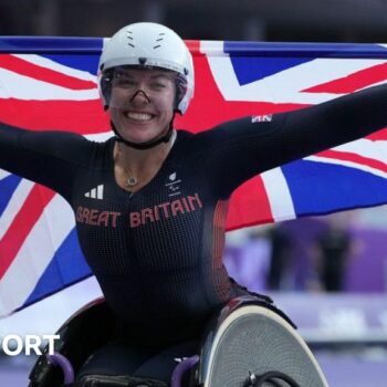 Hannah Cockroft with a Union Jack flag after winning the 800m title