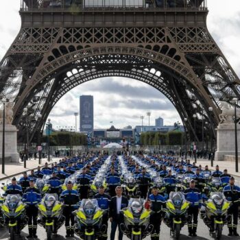 Gérald Darmanin pose sous la Tour Eiffel avec des centaines de motards de la Gendarmerie