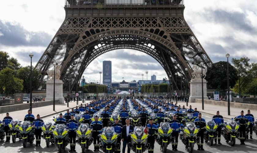 Gérald Darmanin pose sous la Tour Eiffel avec des centaines de motards de la Gendarmerie