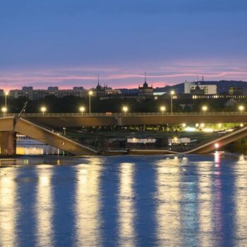 Germany: Bridge in Dresden collapses into Elbe river