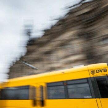 In Dresden sind am Freitagabend zwei Straßenbahnen zusammengestoßen. (Symbolbild) Foto: Robert Michael/dpa