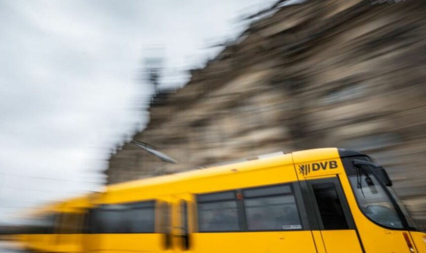 In Dresden sind am Freitagabend zwei Straßenbahnen zusammengestoßen. (Symbolbild) Foto: Robert Michael/dpa