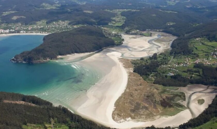 Hallan el cuerpo sin vida de un hombre en la playa de Vilarrube, en Valdoviño (A Coruña)