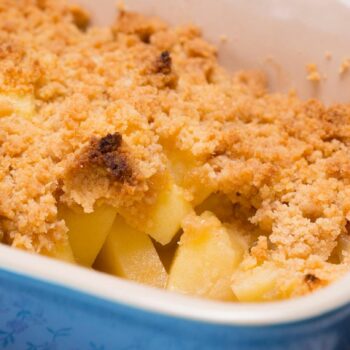 Herbstliche Rezeptidee: Dieser Apple Crumble ist saftig, süß, luftig leicht – und gelingt im Handumdrehen