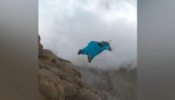 Höchster Berg Afrikas: Aus über 5400 Metern: Extremsportler springt mit Wingsuit vom Kilimandscharo