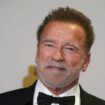 Arnold Schwarzenegger posiert im Presseraum der Oscar-Verleihung im Dolby Theatre in Los Angeles