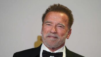 Arnold Schwarzenegger posiert im Presseraum der Oscar-Verleihung im Dolby Theatre in Los Angeles