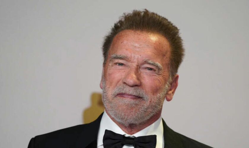 Arnold Schwarzenegger posiert im Presseraum der Oscar-Verleihung im Dolby Theatre in Los Angeles