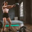 Sportarten ausprobieren: Frau beim Krafttraining mit Kettlebell