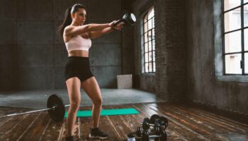 Sportarten ausprobieren: Frau beim Krafttraining mit Kettlebell