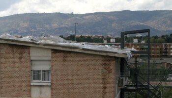 Incendio Córdoba: los bomberos rescatan de las llamas a una persona en la calle Motril de Córdoba