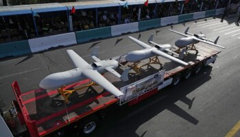 Irán presenta un novedoso misil de propulsión sólida y un dron kamikaze con nuevas características y un alcance de más de 4.000 kilómetros