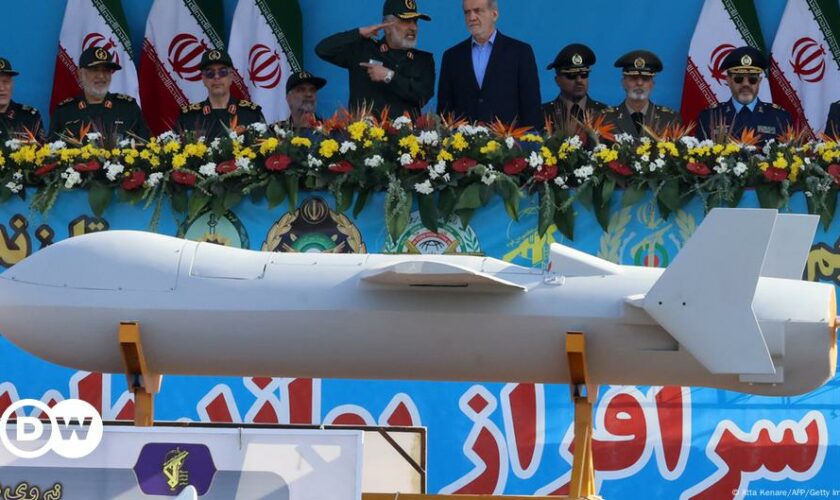 Iran stellt neue Raketen und Kampfdrohnen zur Schau