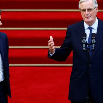 «Je peux dire quelques mots ?» : l’offensive inattendue de Michel Barnier face à Gabriel Attal lors de la passation de pouvoir